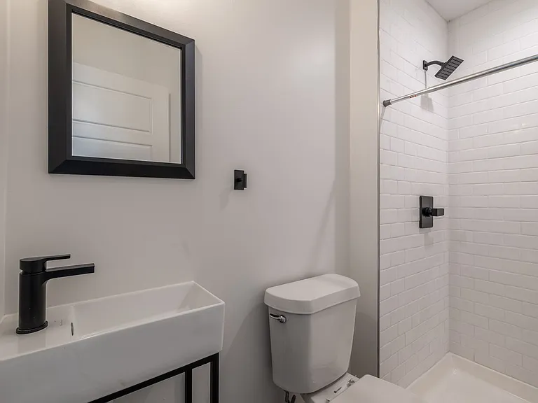 240 Mack Ave — Photo 28