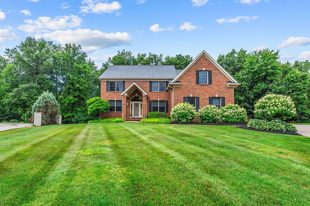 823 Woodbridge Ct - Property Image