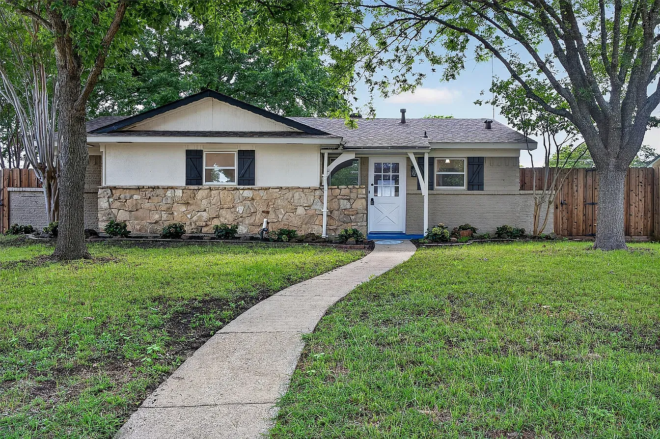 Debbie Dr, Plano — Photo 1