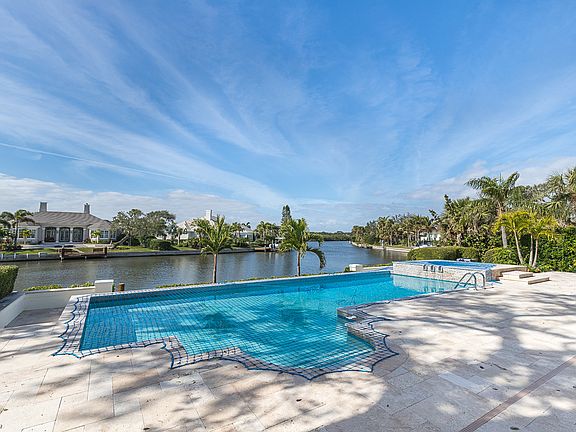 5th image of 411 Sabal Palm Ln