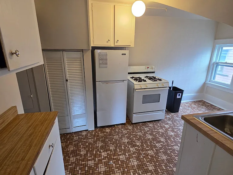 523 W 9th St #4 — Photo 3