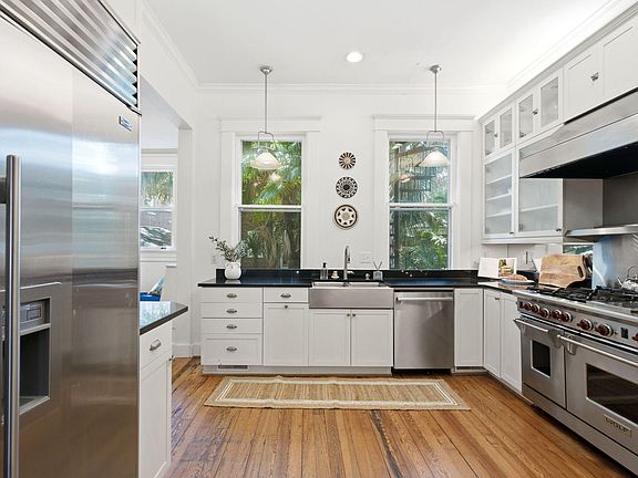 5th image of 9 Colonial St