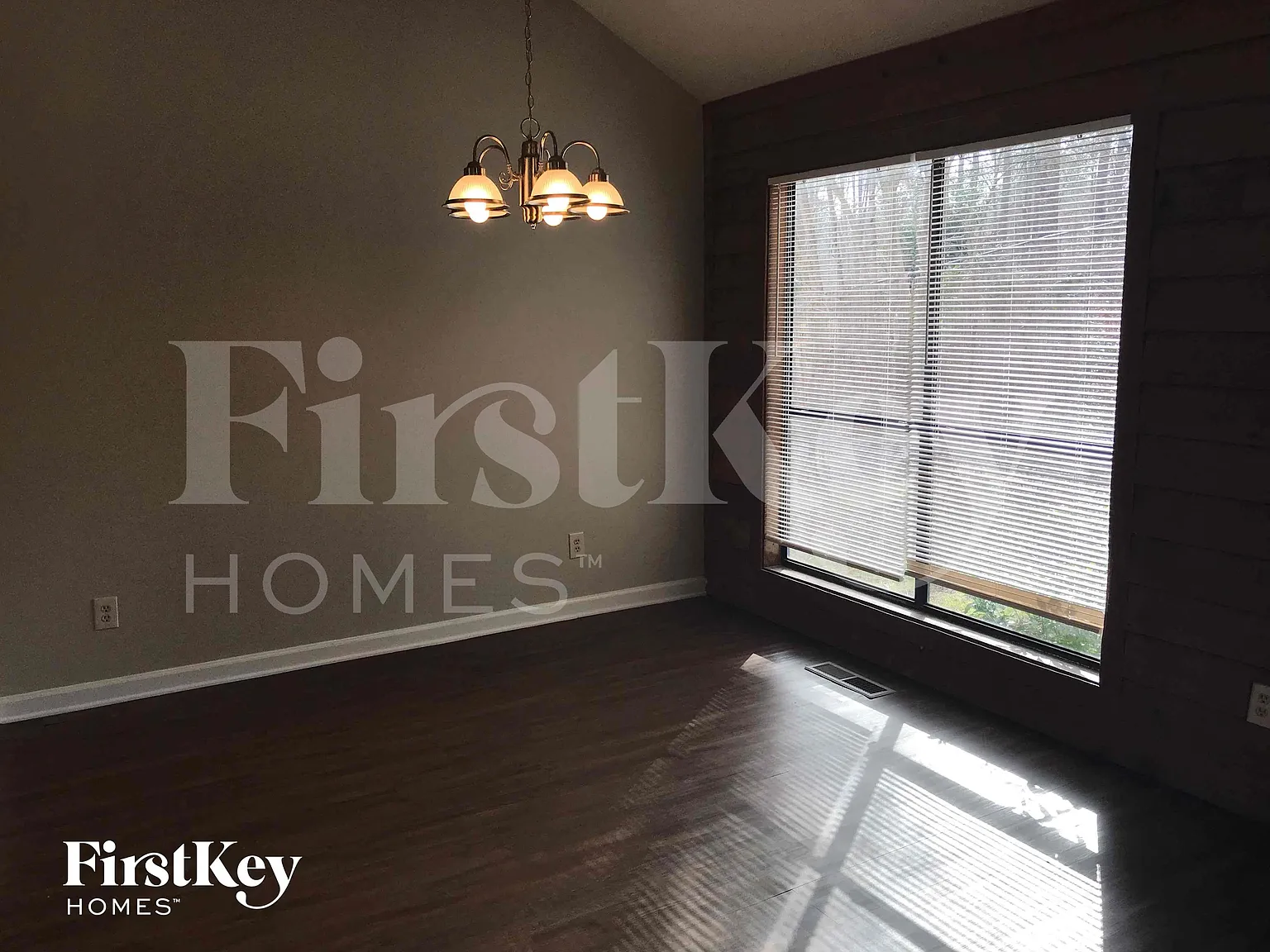 3 bed, 2.0 bath, 1375 sqft, $2,080 — Photo 4