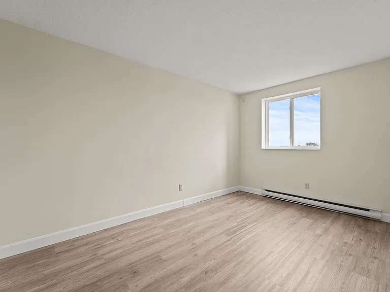 234 Erie St S — Photo 16