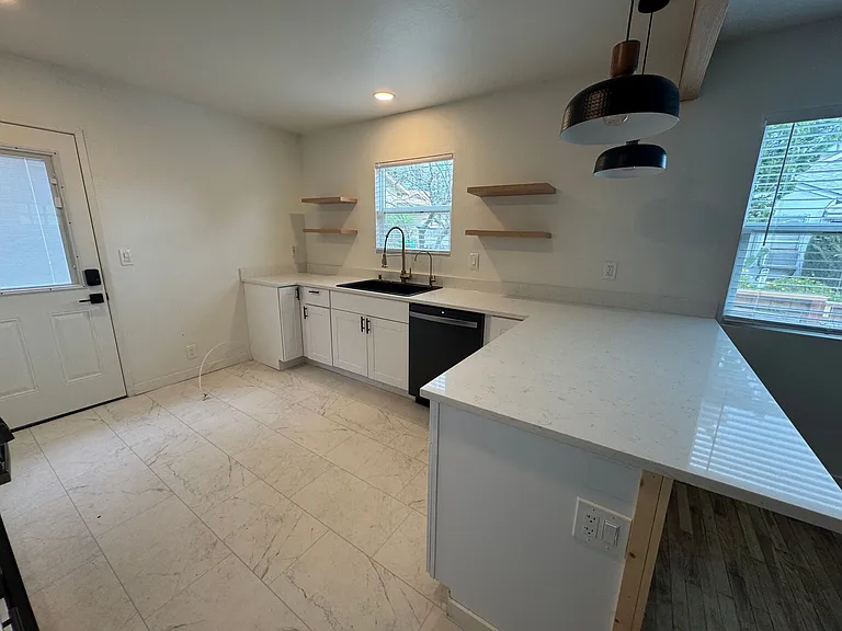 5714 Traffic Way — Photo 7