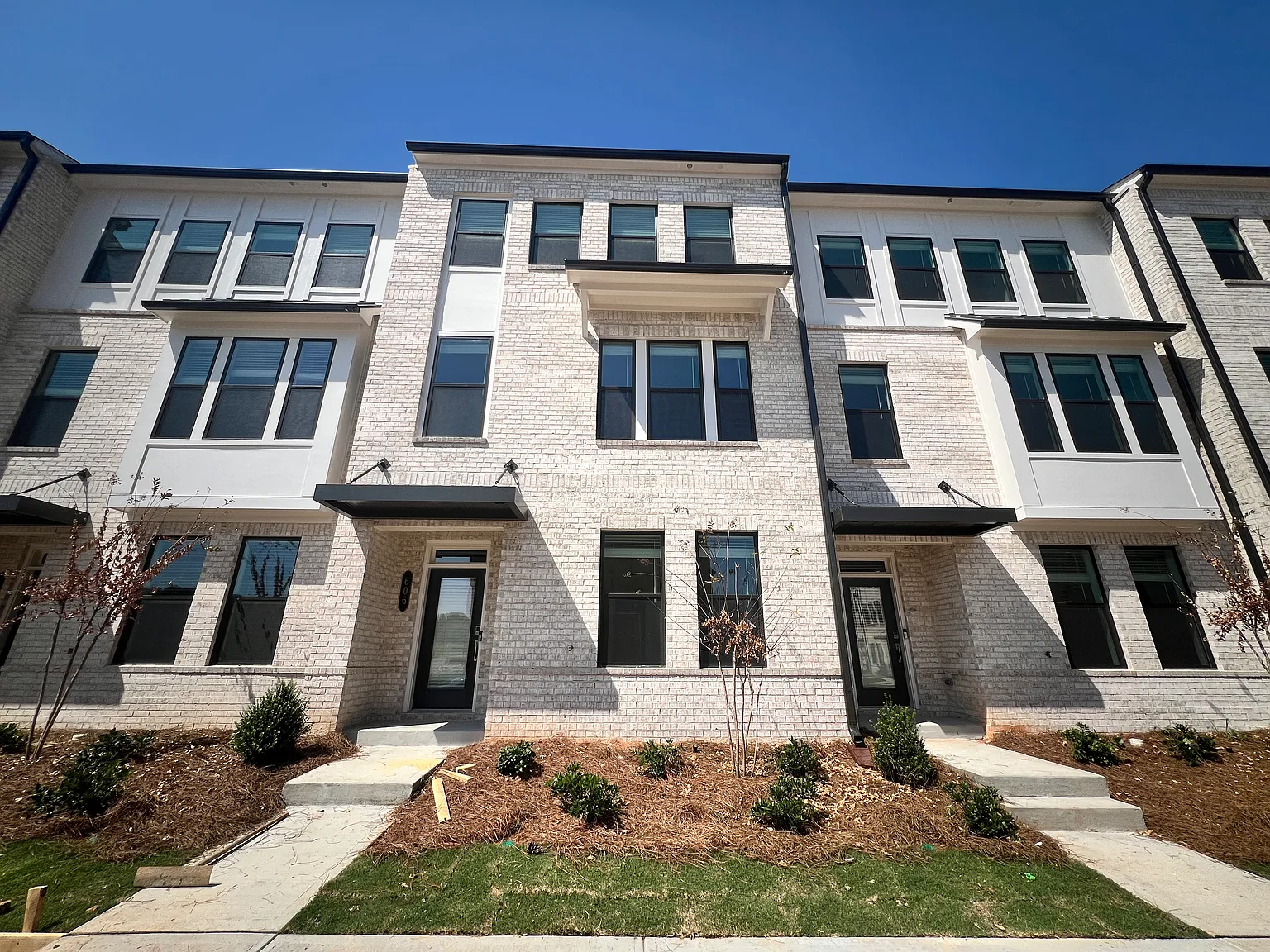 4 bed, 3.5 bath, 2359 sqft, $3,000 — Photo 1