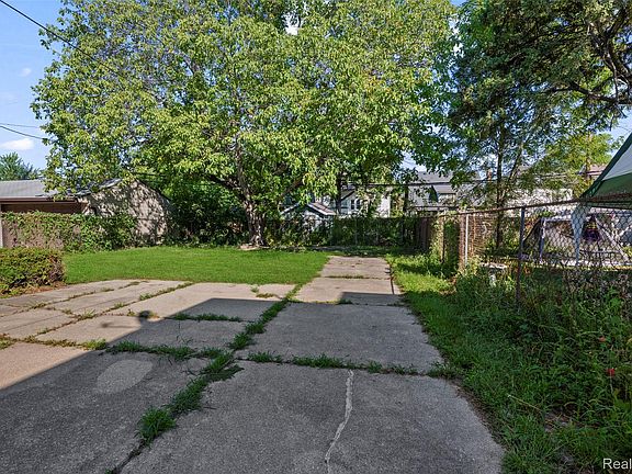 5th image of 878 Lawrence St