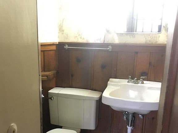 3rd image of 1801 Oakland Dr