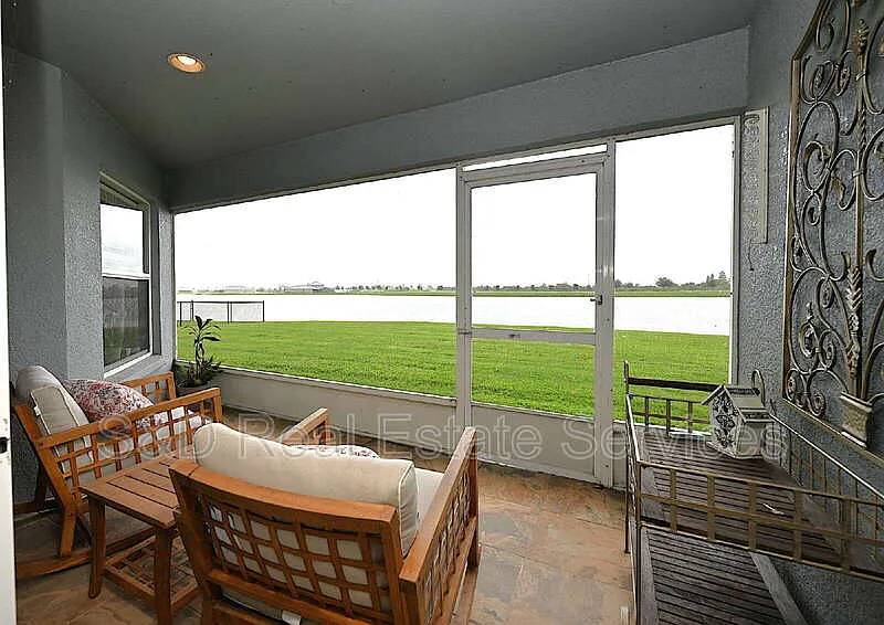 3 bed, 2.0 bath, 1867 sqft, $2,460 — Photo 2