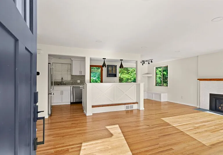 16253 13th Ave SW — Photo 2