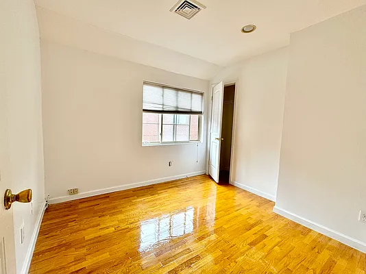 Rented by P R O Links Realty Inc | media 9