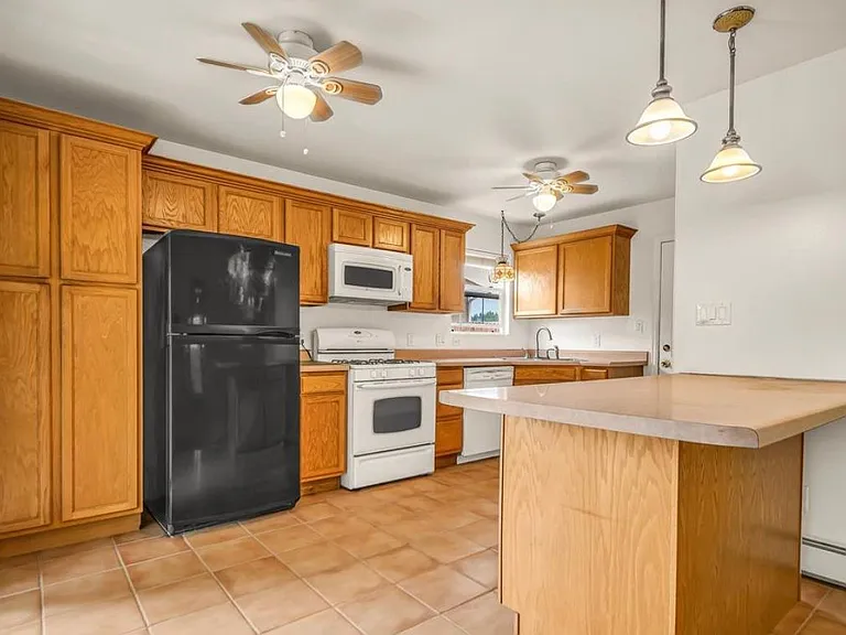 1215 Breeze Dr — Photo 6