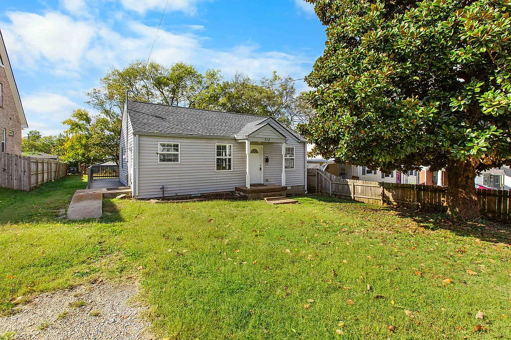 2 bed, 1.0 bath, 768 sqft, $1,750 — Photo 1