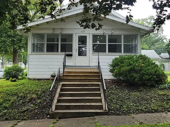 221 Pearl St, Cedar Falls, IA 50613