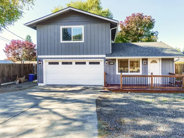 1034 NE Savage St, Grants Pass, OR 97526