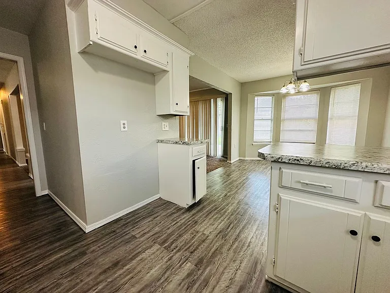 11701 N Lee Ave — Photo 14