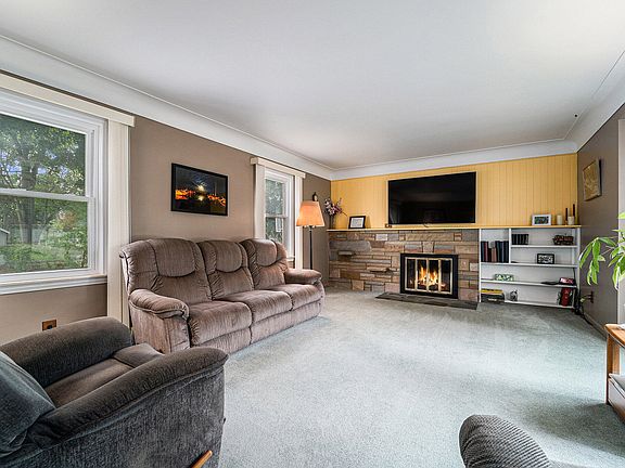 5th image of 20490 Louise St