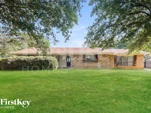 2813 Silvermeadow Ln, Corinth, TX 76210