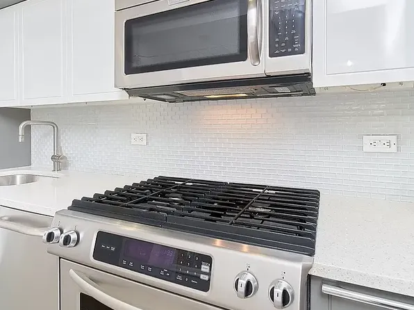 432 West 52nd Street 5E image 3 of 12