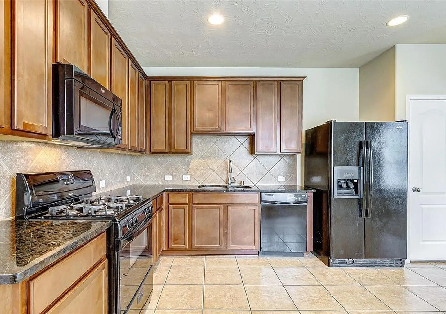 Stunning 4-Bedroom Home with Game Room in Waterstone Community — Photo 2