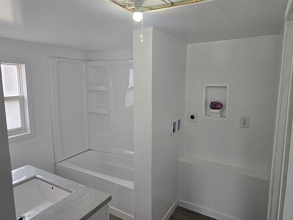 5th image of 2009 63rd St