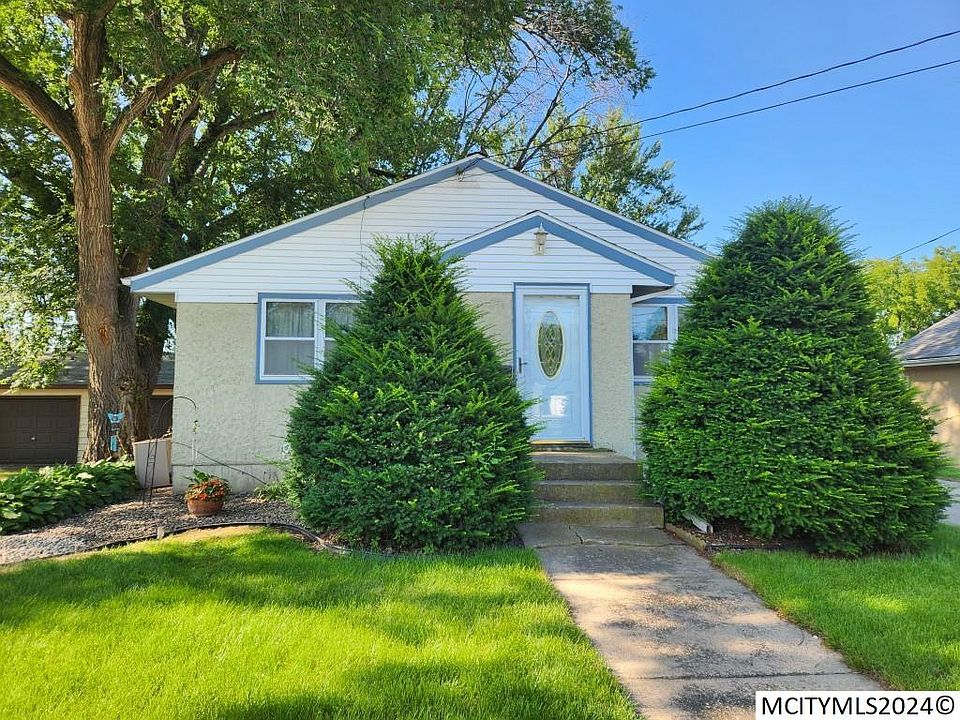 1st image of 827 15th St SE