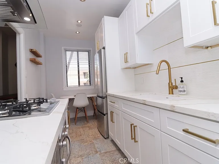 315 W 3rd St — Photo 19