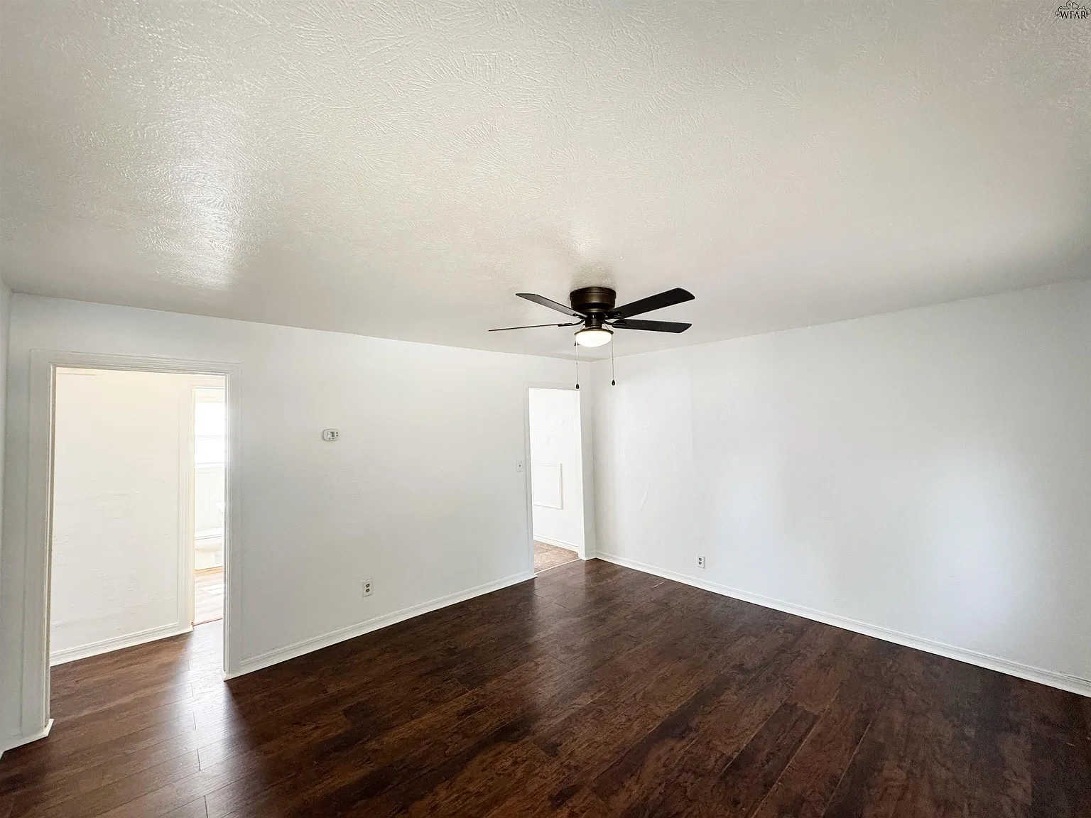 3 bed, 2.0 bath, 1038 sqft, $1,250 — Photo 3