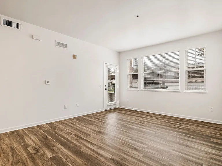 Sterling Oaks Luxury Apartments — Photo 39