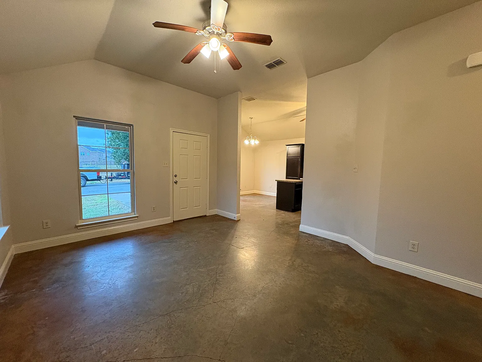 704 Perry Ave — Photo 4