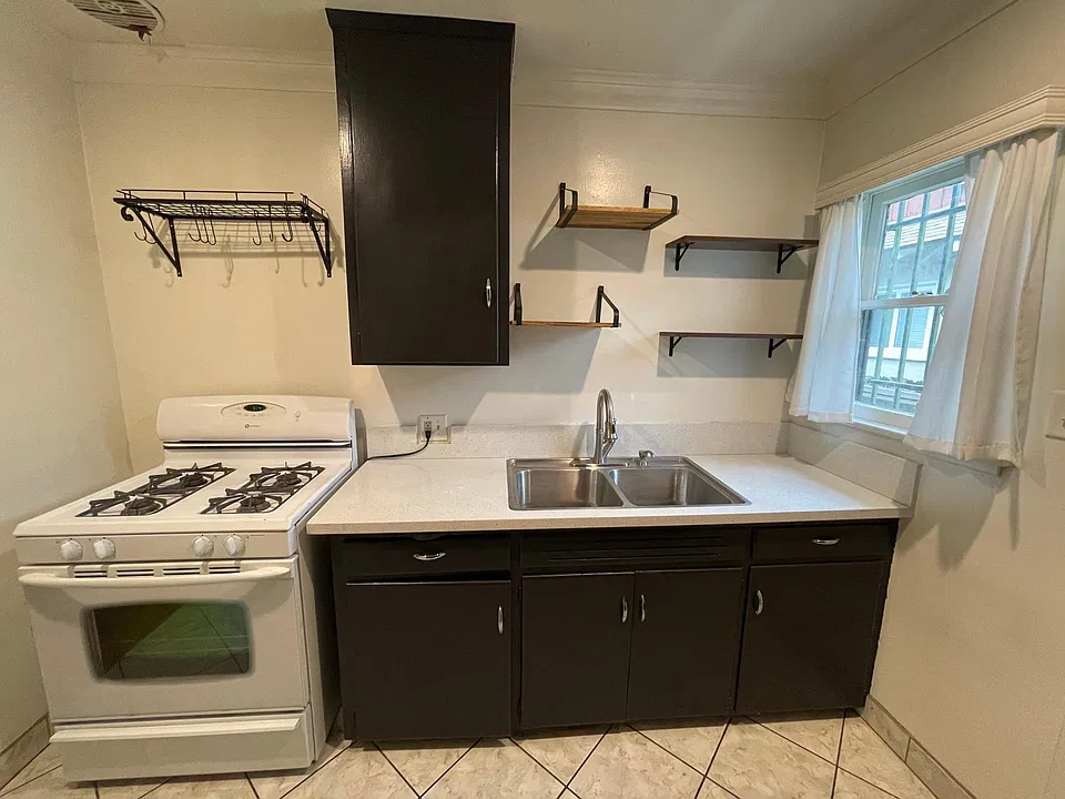2528 N Buena Vista St