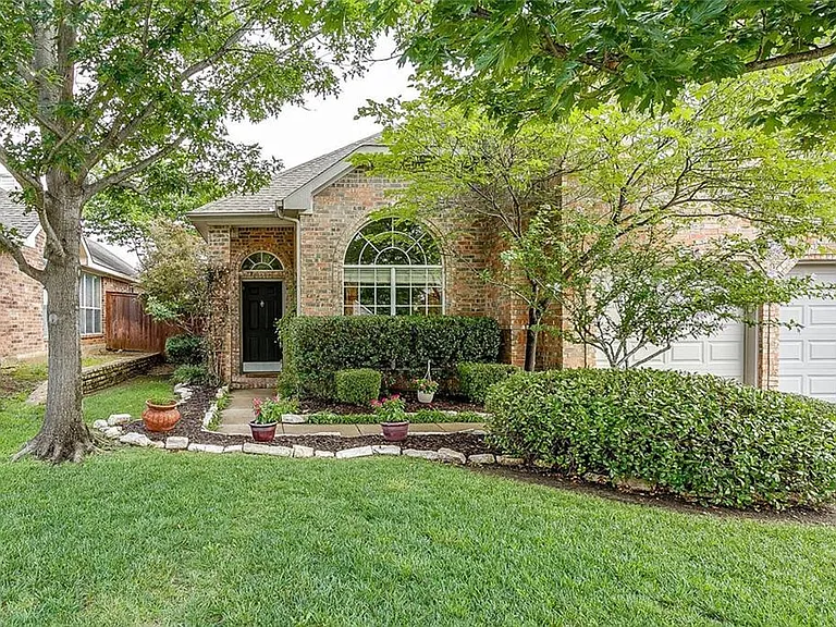3504 Castlewood Ct — Photo 2