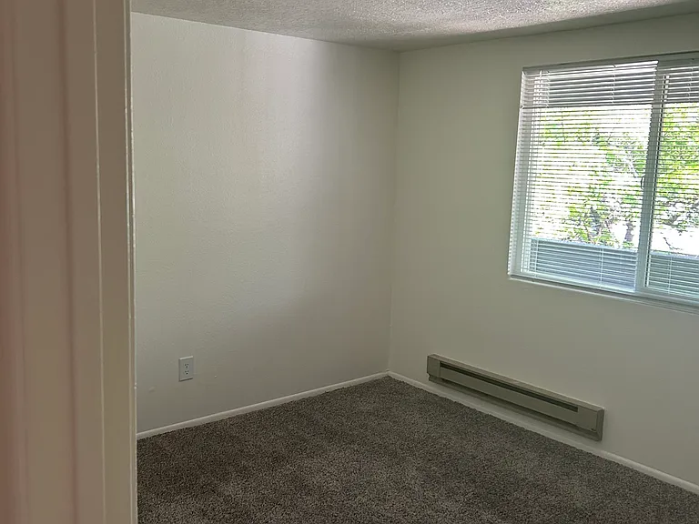 Modern 450 SF Updated Apts w/ Balconies in Ridgecrest — Photo 16