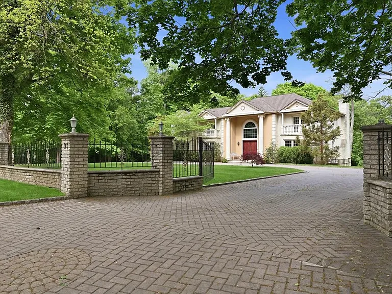 31 Cornwall Ln — Photo 3