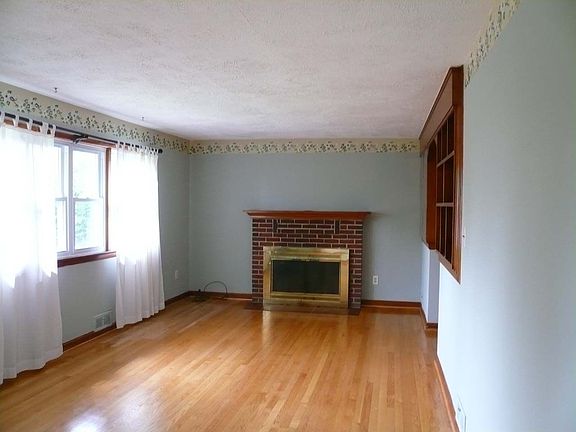 Home Area w/Hardwoods!