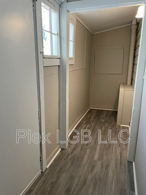 2 bed, 1.0 bath, 940 sqft, $1,050 — Photo 2