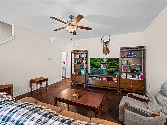 4th image of 308 Hague Dr