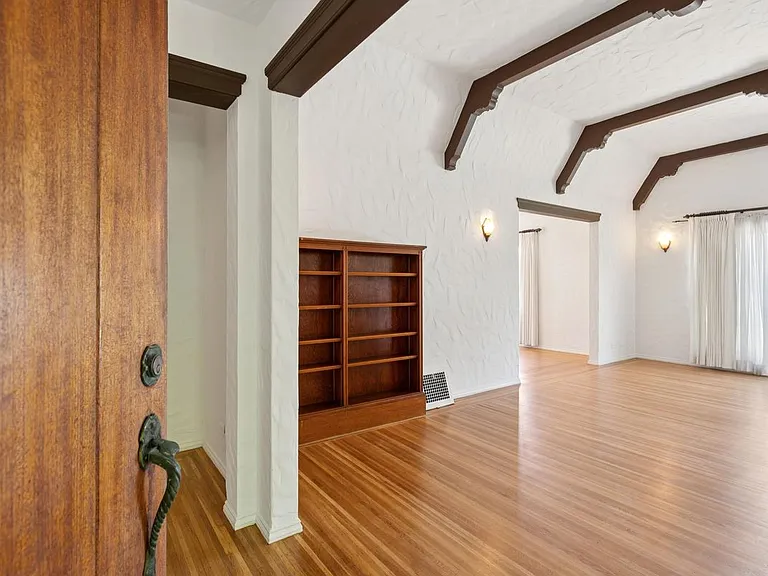 111 Windsor Ave — Photo 3