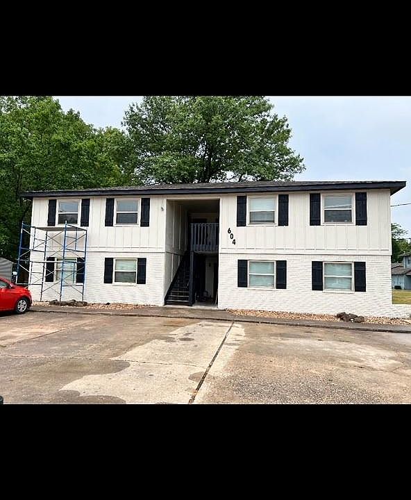 1st image of 604 SW C St #D