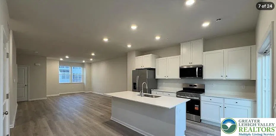 3 bed, 2.5 bath, 1990 sqft, $2,700 — Photo 2