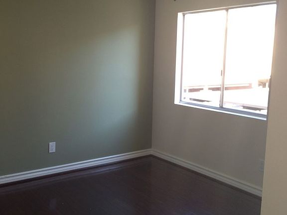 5th image of 18408 Hatteras St Unit 20