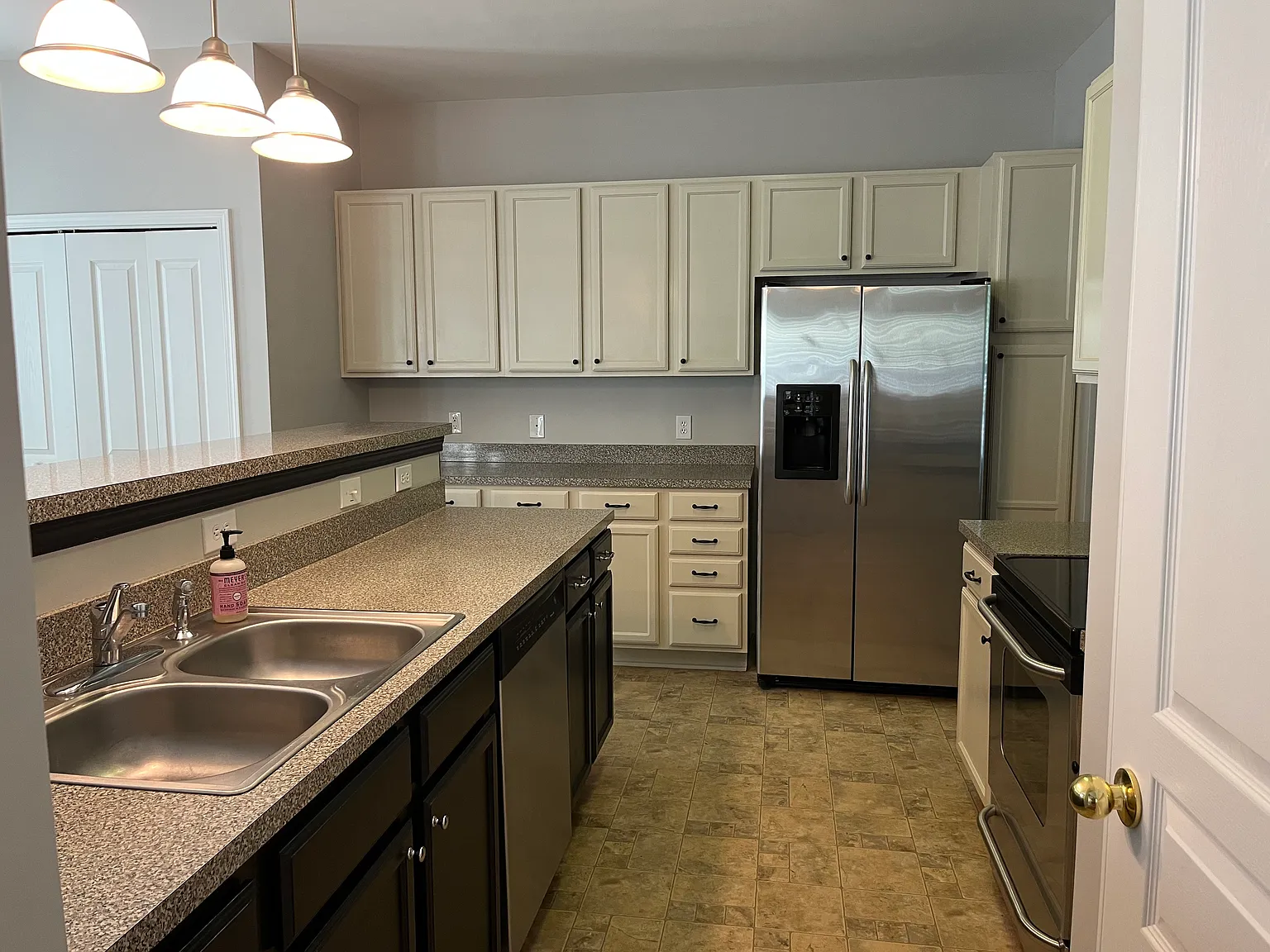 3 bed, 2.5 bath, 1738 sqft, $2,350 — Photo 3