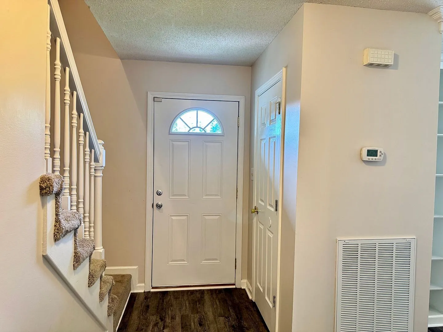 Great Location!!3 Bed/2.5 Bath near exit 1! Lots of extras in this rental! — Photo 2