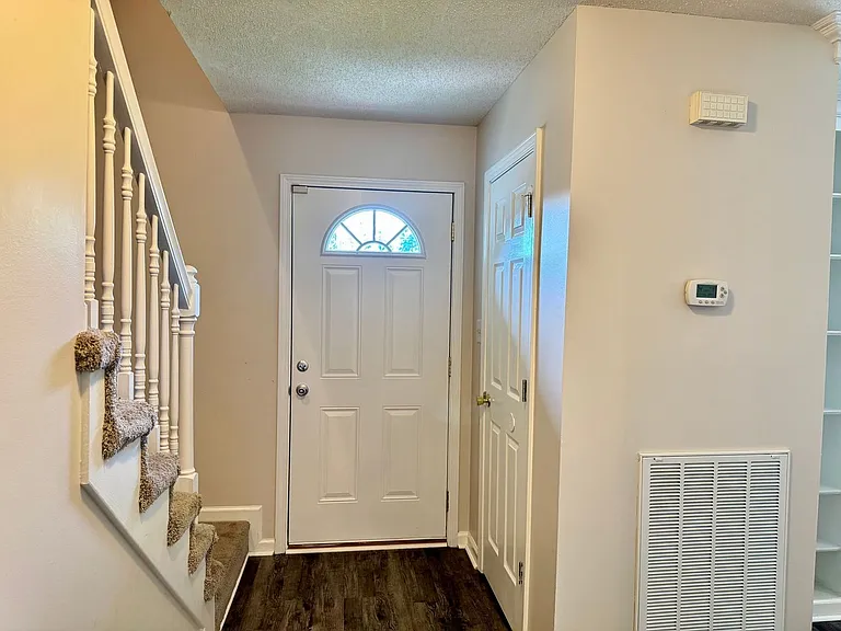 1349 Jenny Ln — Photo 2
