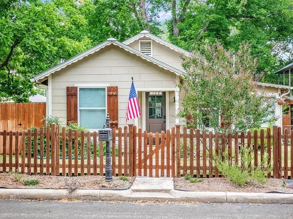 108 W Peach St, Fredericksburg, TX 78624