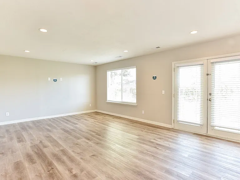874 N Main St — Photo 5
