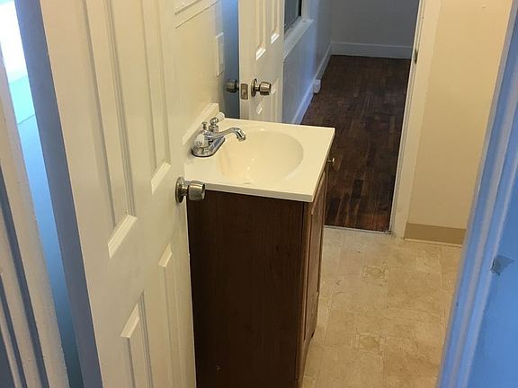 5th image of 521 University Dr