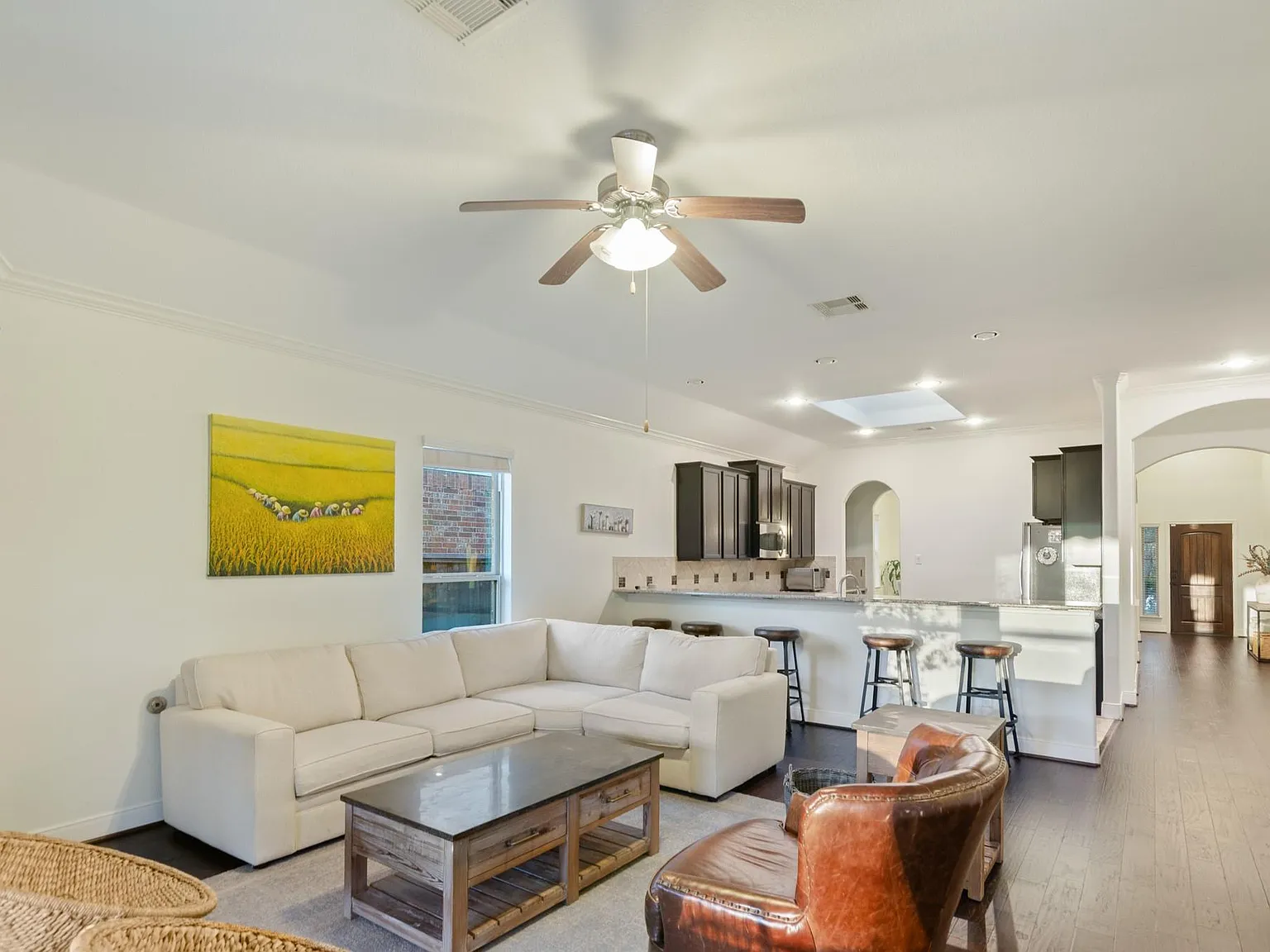 3 bed, 2.5 bath, 2354 sqft, $3,150 — Photo 3