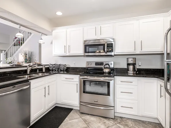 561 Westfield Way, Pewaukee, WI