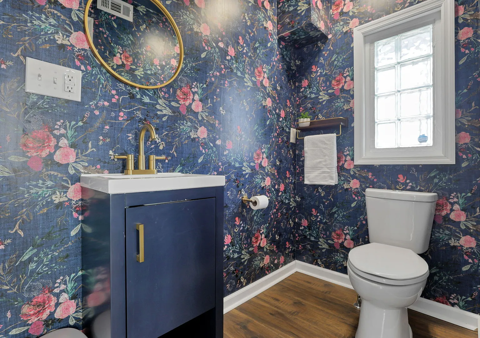 Convenient Newly Renovated 2Bd, 1.5 Ba Dog Friendly, In Unit Laundry — Photo 4